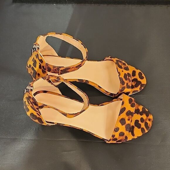 BRAND NEW WOMEN  OPEN-TOE  ANKLE-STRAP LOW HEEL ANIMAL PRINT SANDAL - Picture 7 of 14